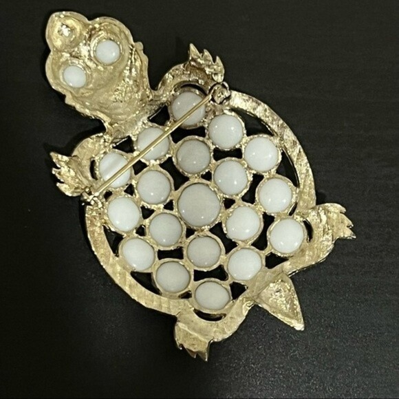 VINTAGE UNSIGNED TURTLE PIN BROOCH SMOOTH TEXTURED GOLDTONE FAUX PEARL - Picture 1 of 6